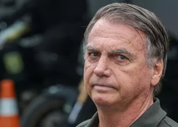 Com crise persistente de soluços, Bolsonaro faz nova cirurgia