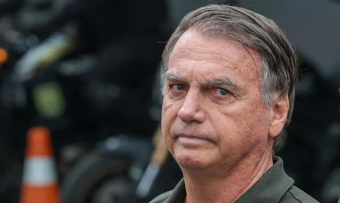 Com crise persistente de soluços, Bolsonaro faz nova cirurgia