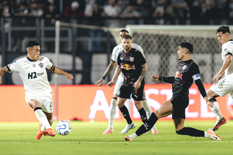 Fora de casa, Atlético derrota Bragantino e abre vantagem nas oitavas da Copa Sul-Americana