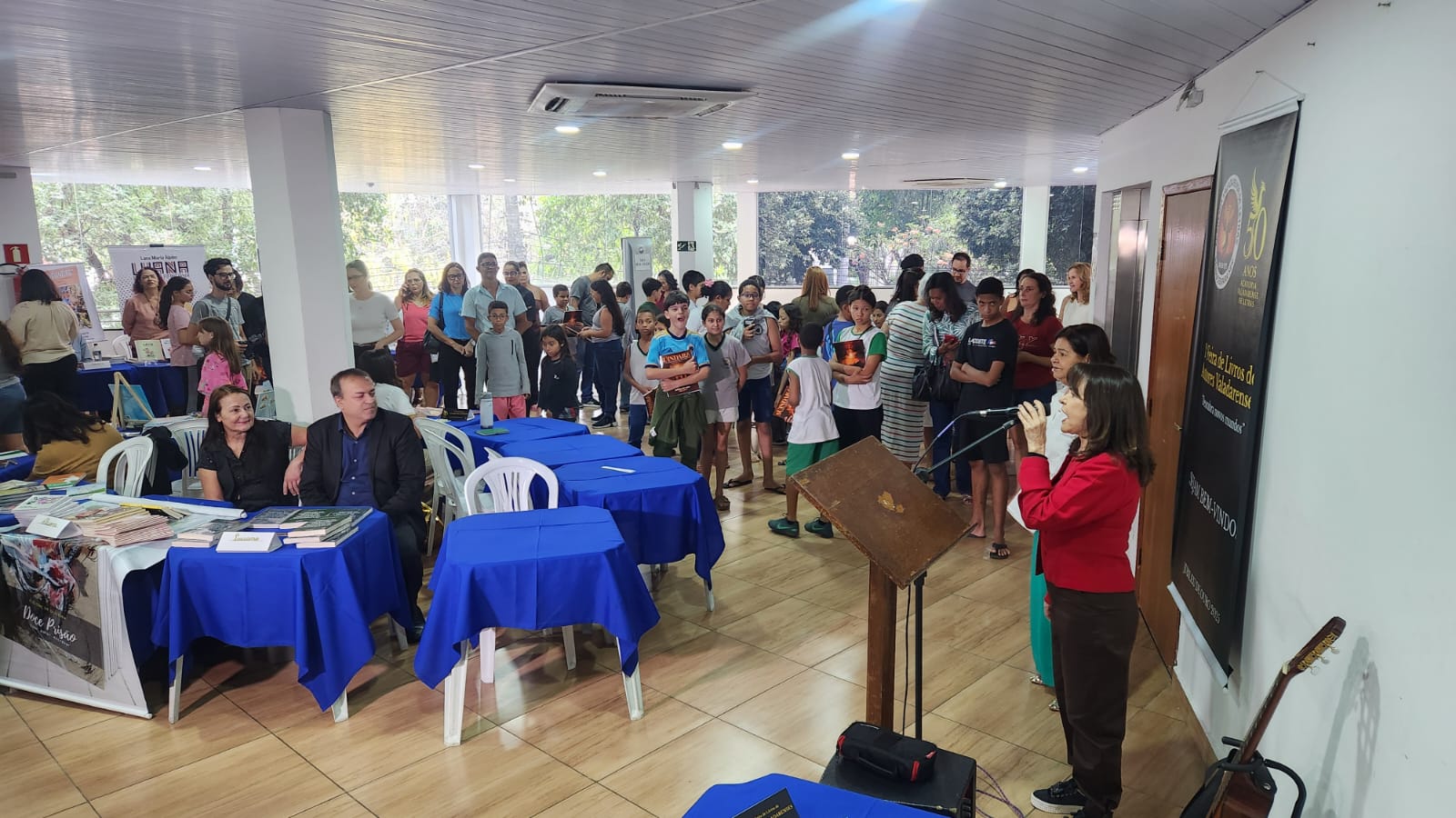 Feira do Livro da AVL reúne autores locais e regionais em Governador Valadares
