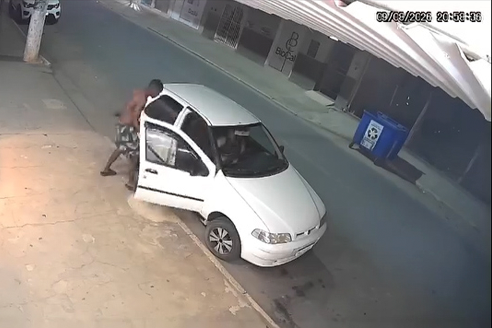 Mulher é atacada dentro do próprio carro no Centro de Mutum; veja vídeo